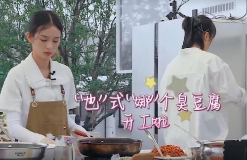 特色菜|周也出汗導(dǎo)致頭發(fā)粘臉上，自創(chuàng)新造型成焦點(diǎn)，只有素顏美人才能駕馭