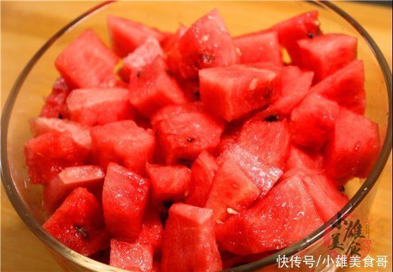 为什么西瓜不能用勺子挖着吃?原来里面大有学问,看完长见识了