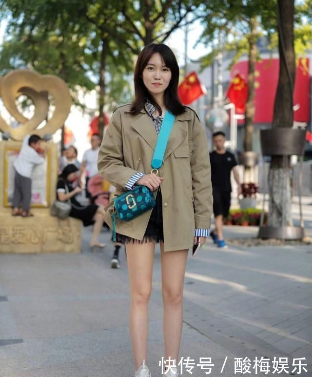 小姐姐|街拍，小姐姐白色无袖上衣搭配黑色紧身裤，身材高挑笑容甜美