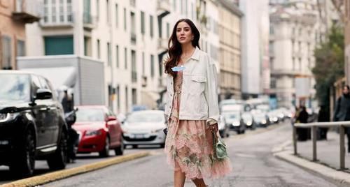 外套太多看得眼花缭乱，今年“牛仔外套”潮流来袭，谁穿谁好看