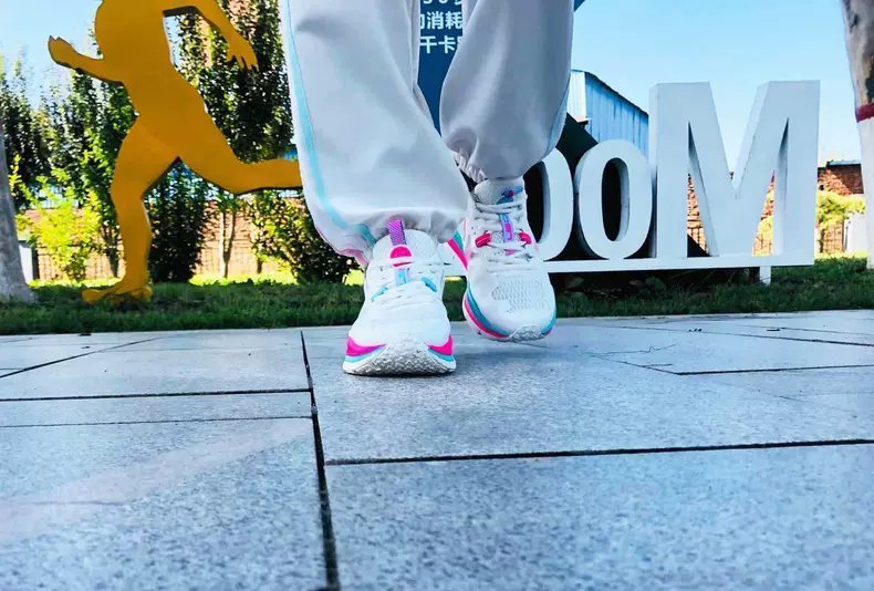 跑步 减缓冲击、低落差、耐磨损、超轻量,这双跑鞋才不到五百块?