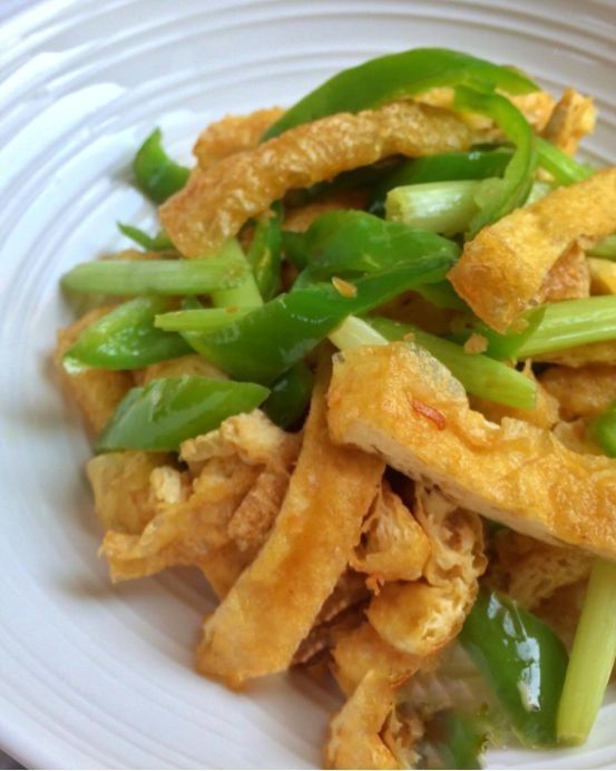 家常香辣芹菜豆腐菜，香辣开胃，营养美味，下饭还解馋