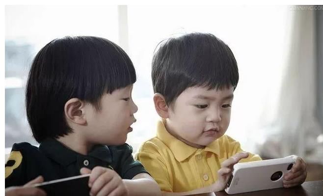老师|孩子几岁能有自己的手机？10岁还是15岁？老师：这个年纪正好