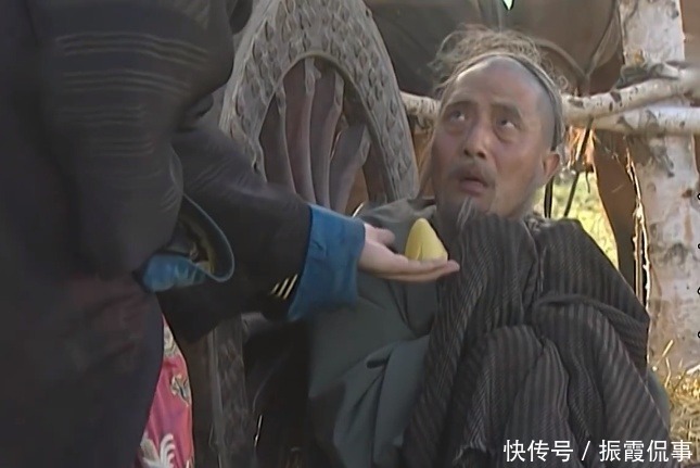 递给|康熙王朝中，当李光地递给明珠窝窝头时，为何明珠突然说有内奸？