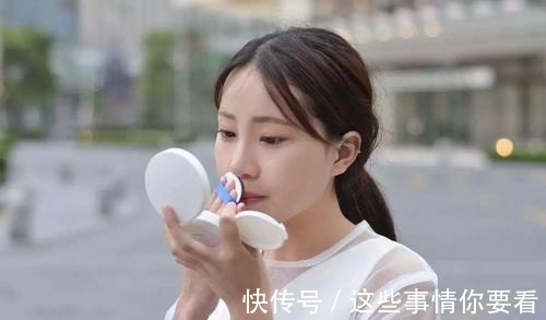 粉底液 为何“粉底”刚上脸很白记住3个细节,不仅妆感自然,还不斑驳!
