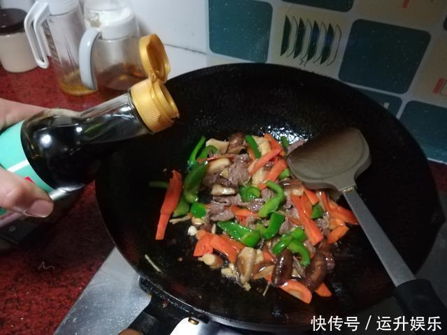 炒牛肉时,直接下锅就“废”了,厨师教你这样做,肉嫩滑不柴