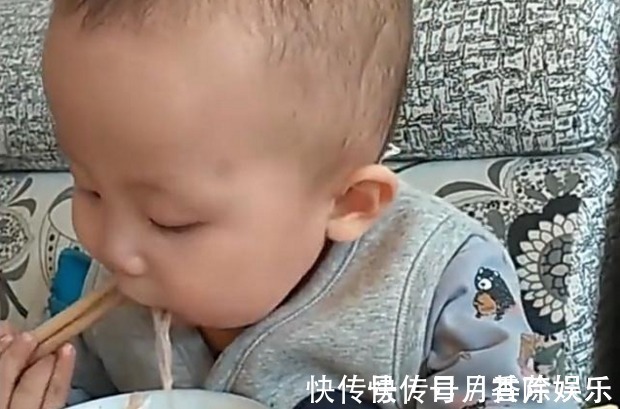 面条|才1岁,用筷子熟练吃面条,孩子走红网络, 网友 就服你!