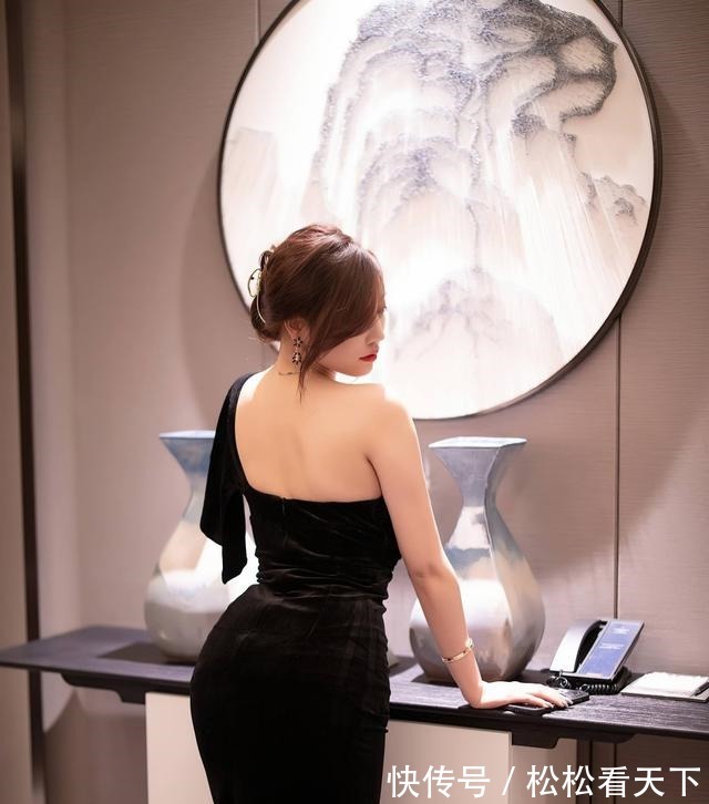 黑色 晚礼服已经不流行了,现在流行这样的黑色连衣裙