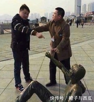 雕塑#如何与雕塑合影才能让人过目不忘?最厉害的还是咱中国人的创意