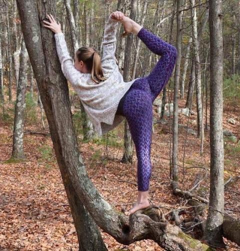 小伴|瑜伽人的脑回路很新颖啊,女人现身树上,我强迫症都犯了