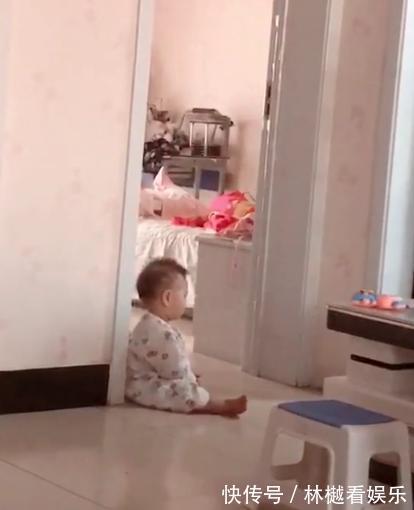 小宝|弟弟午睡醒来后,坐在姐姐房间门口等姐姐睡醒,画面太有爱了