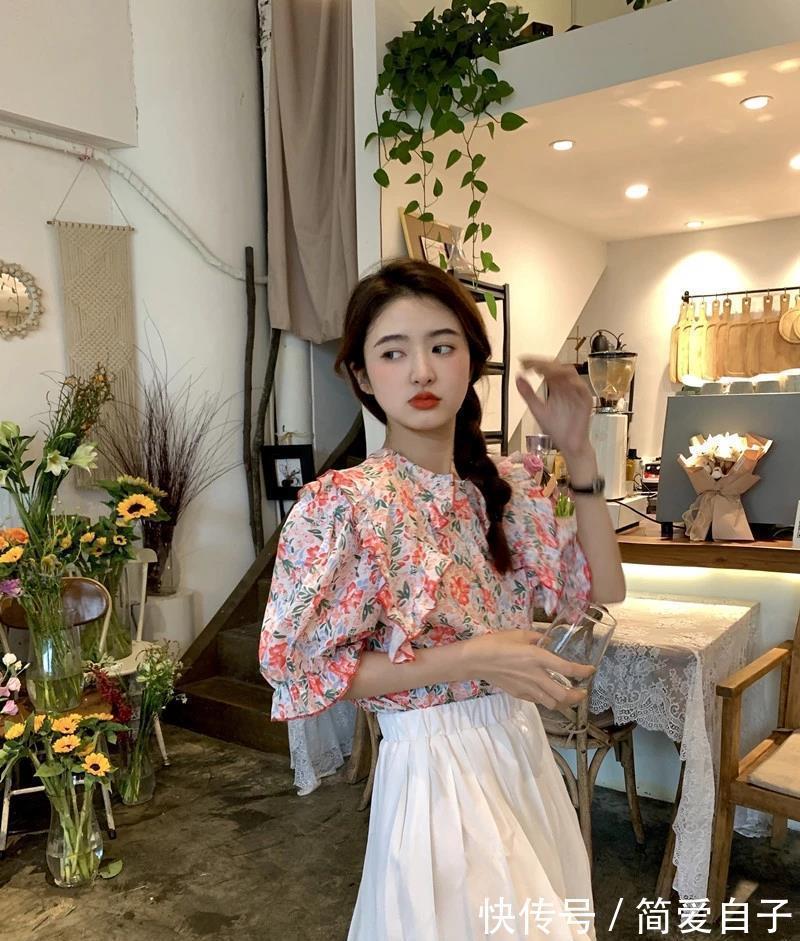 小白裙|今夏流行“碎花衬衫和半裙”,这3个穿搭思路,轻松美一整夏!