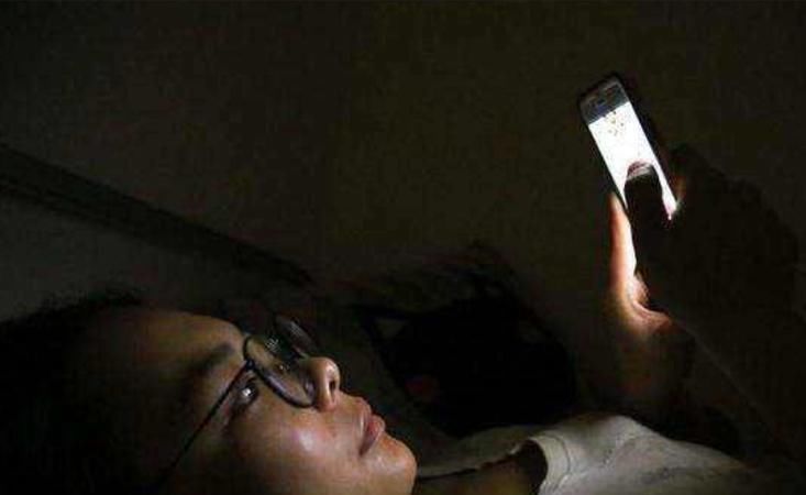 现象|熬夜玩手机的学生党，若出现这3种现象，说明身体已经被严重透支