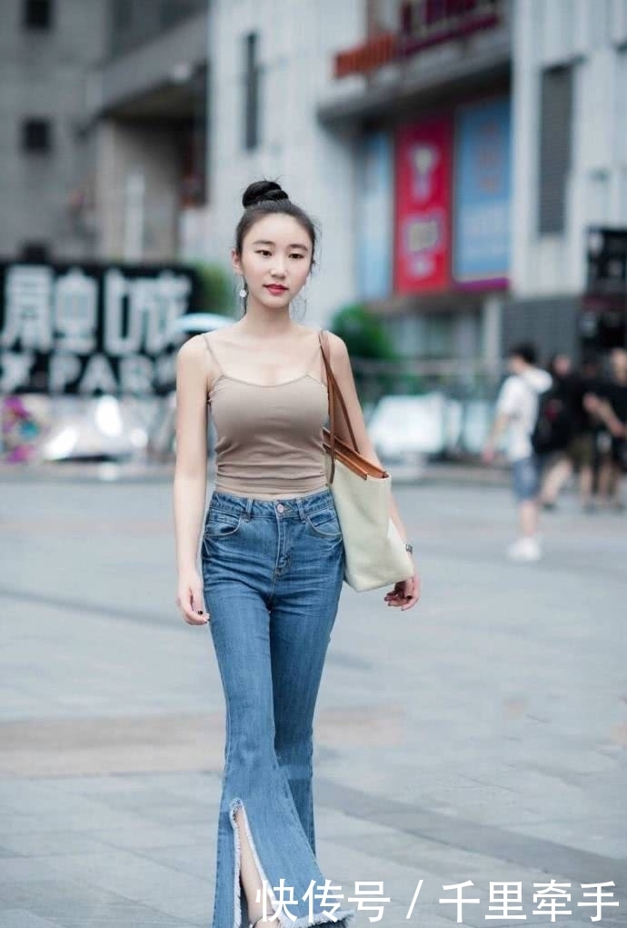  行头|街拍：美女就你这身行头出门，回头率老高了。