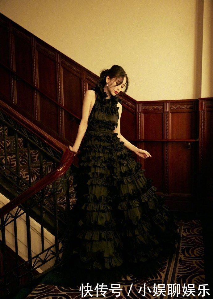 Angelababy一袭波边礼服卷发红唇高贵优雅，后背丝带的设计更显得神秘又性感