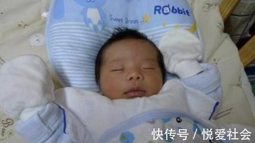 发育|宝宝“投降式”睡姿火了,背后原因却很少人知道,宝妈提前了解
