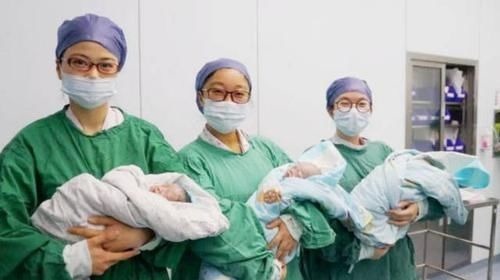 最累姥姥出现了,三个女儿各个三胞胎,家里比幼儿园还热闹