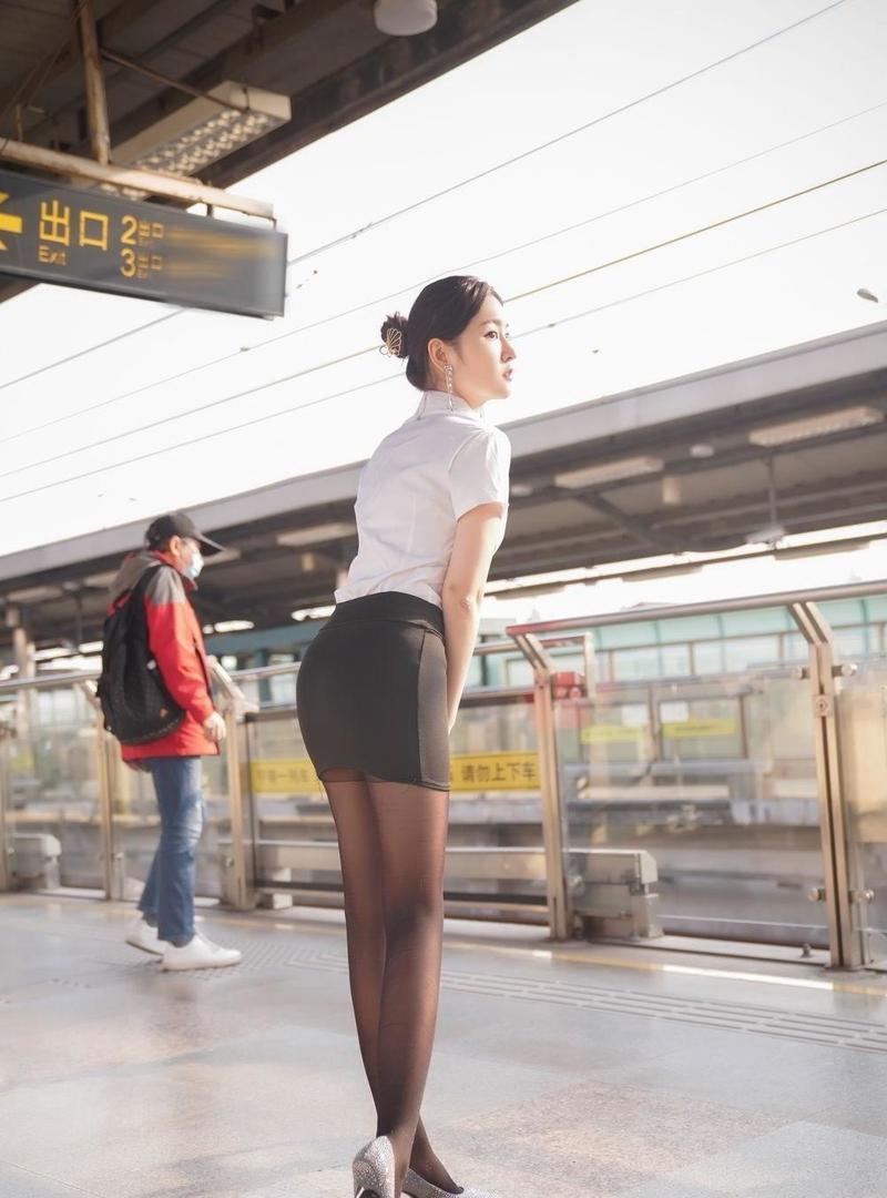 流苏|地铁中的小姐姐一对流苏的耳饰让平凡的穿搭不再简单, 时尚而优雅