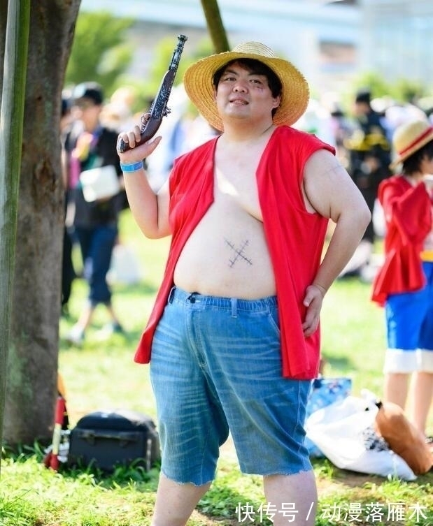 路飞COS|最残暴路飞COS,没肌肉就算了,看到这油肚吓得不敢再追海贼王