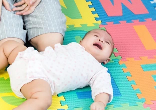 发育|三个月宝宝不会翻身怎么办?可能是你陷入了一个误区!