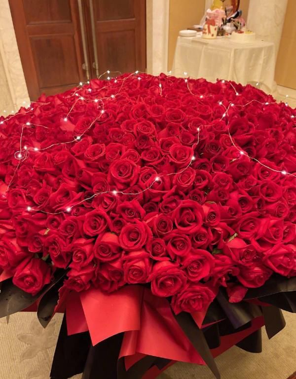 李湘庆祝45岁生日王岳伦送超级红玫瑰奢华名牌包装宠物猫