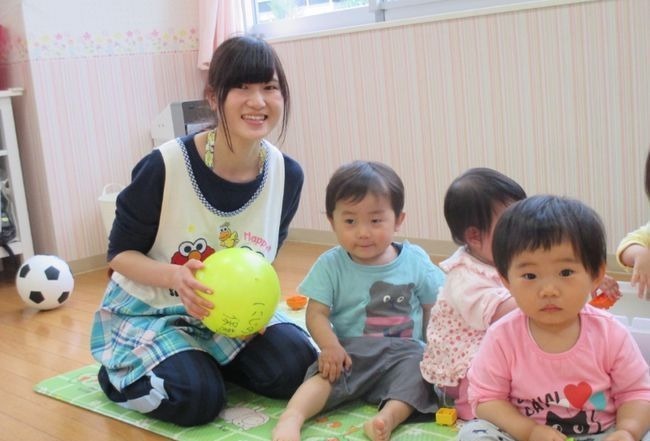 女孩子们|幼儿园午睡起床后,老师和孩子在忙什么?不是在穿衣叠被