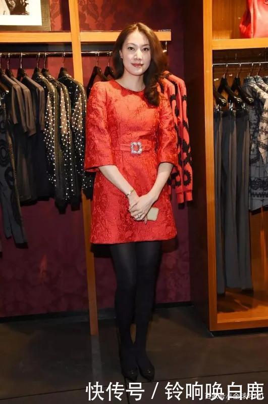 谢杏芳和林丹罕见亮相 红色印花突出高挑身材 气势不输林丹