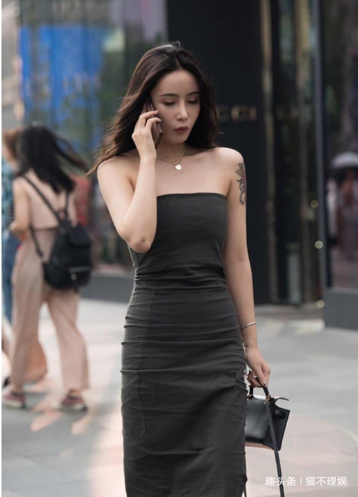 色系|看来美女的衣柜空了，这样色系的抹胸裙都派上用场了