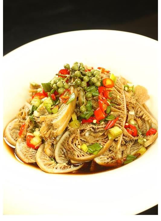 水爆牛百叶，其味道鲜脆，有助开胃助消化之功能