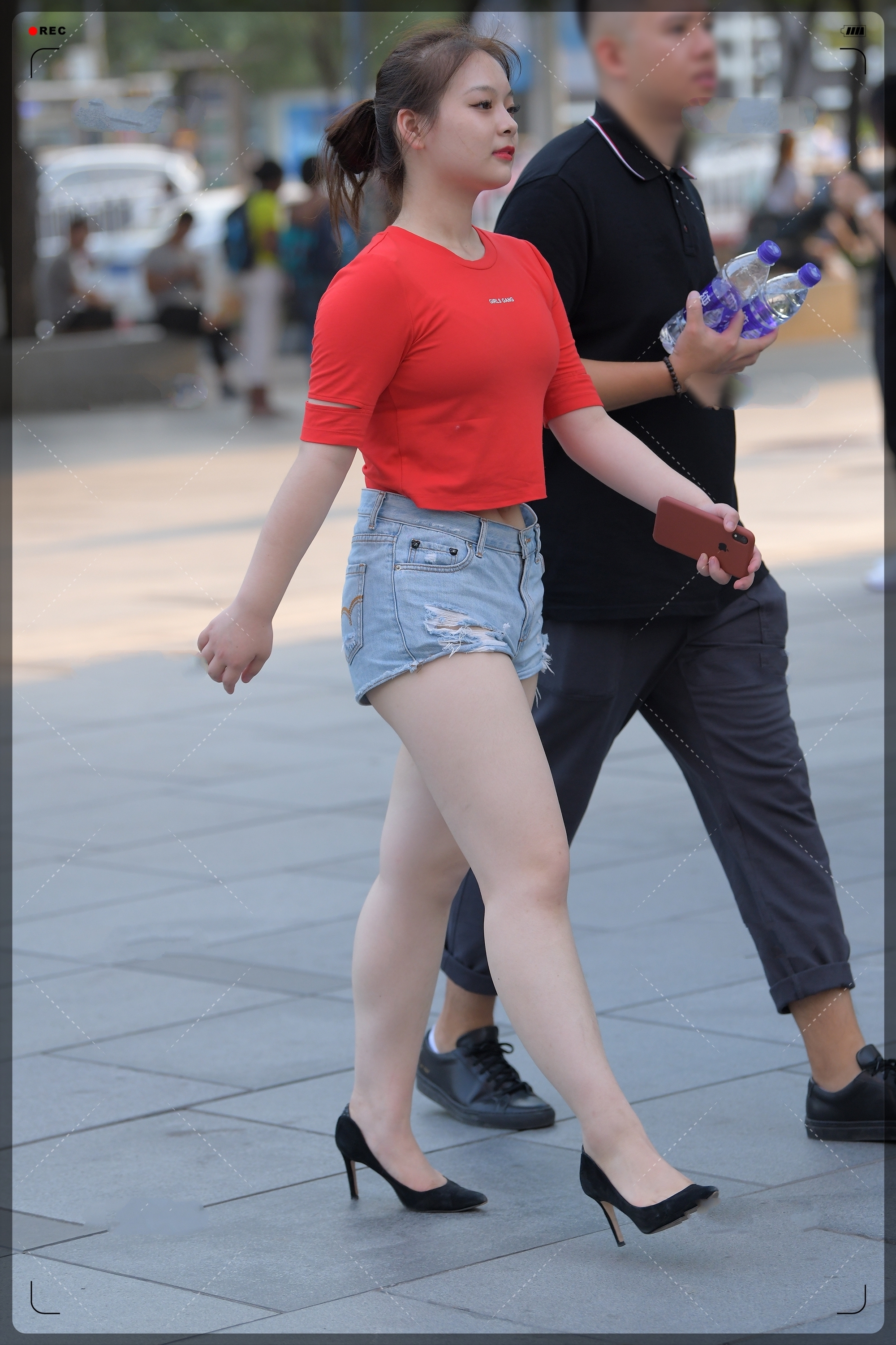 减龄 红色短T尽显青春活力,搭配浅色牛仔裤运动又减龄,时尚感十足