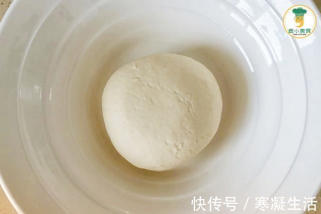 馅料|韭菜盒子的馅料,韭菜处理是关键,掌握2个技巧,韭菜鲜嫩不出汤