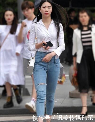 牛仔裤突出了女性年轻优雅的魅力，完美地展现出凹凸曲线
