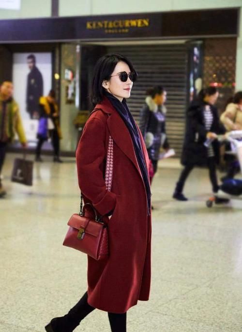 穿大衣时只知道选卡其？2021“流行色”来了，显白气质还高级