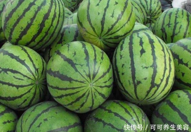 买西瓜别再拍来拍去了，学会看这2个地方，保证挑的个个又沙又甜