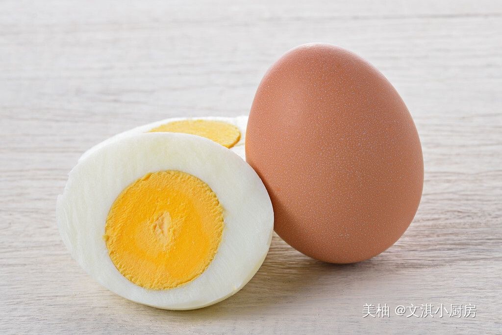 煮鸡蛋，不要只会用清水，多做1步，鸡蛋香嫩可口，蛋壳一碰就掉