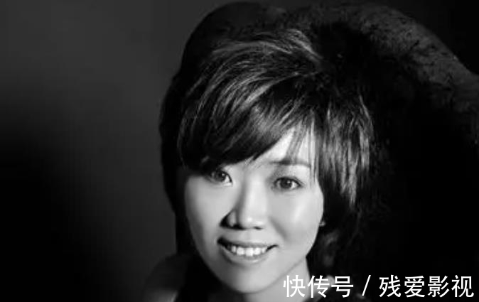 天津交通廣播直播失控,再看央視事故瞬間,董卿、倪萍不愧是一姐