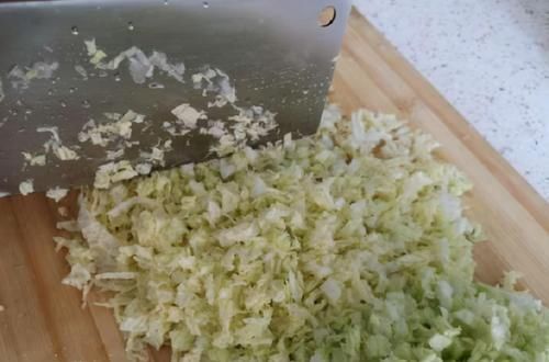 猪肉馅|调白菜馅料，白菜别再用盐杀水了，学会这招，饺子鲜香味足，好吃