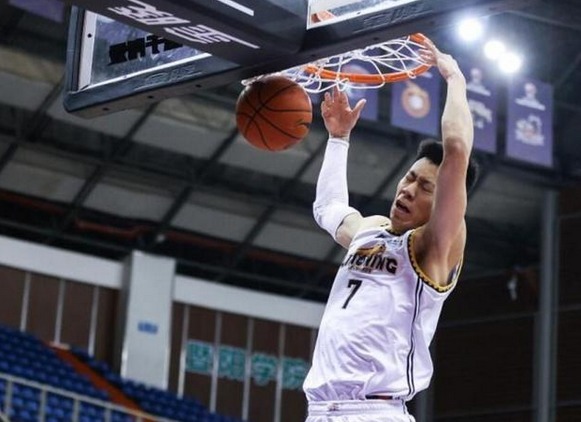 |搞笑,张镇麟晒戴眼镜帅照,广东宏远教练:请停止在我们头上暴扣