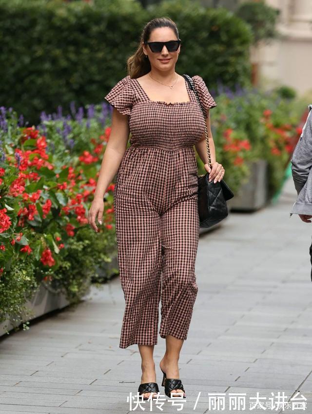 看起来很|凯莉·布鲁克穿格子连身裤优雅大方,脚踏拖鞋清爽自在