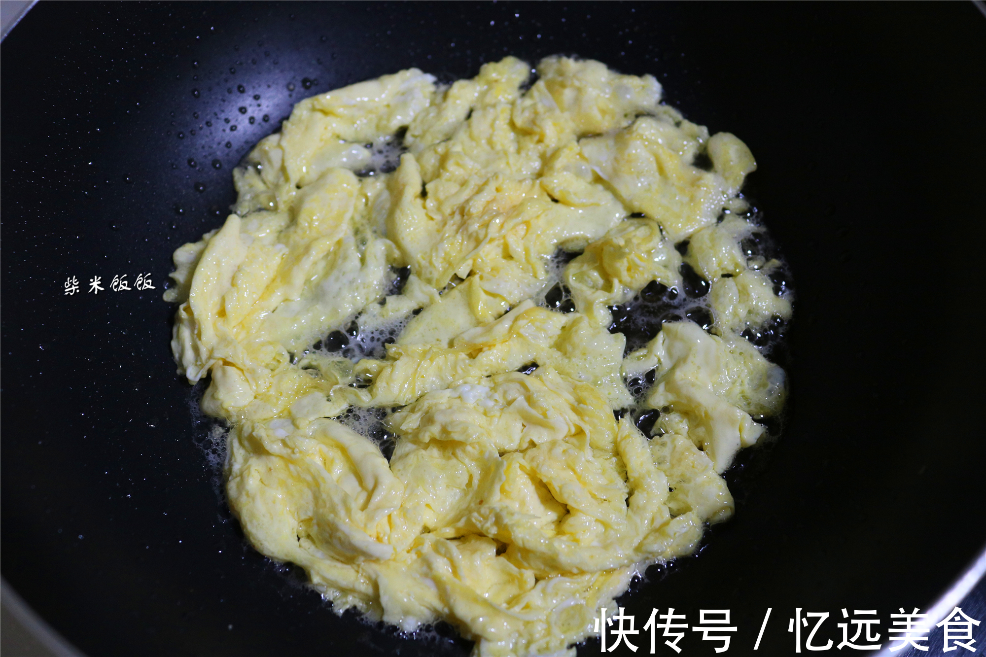 西红柿|它是夏季时令菜，和西红柿是绝配，简单一炒，鲜甜多汁吃不够