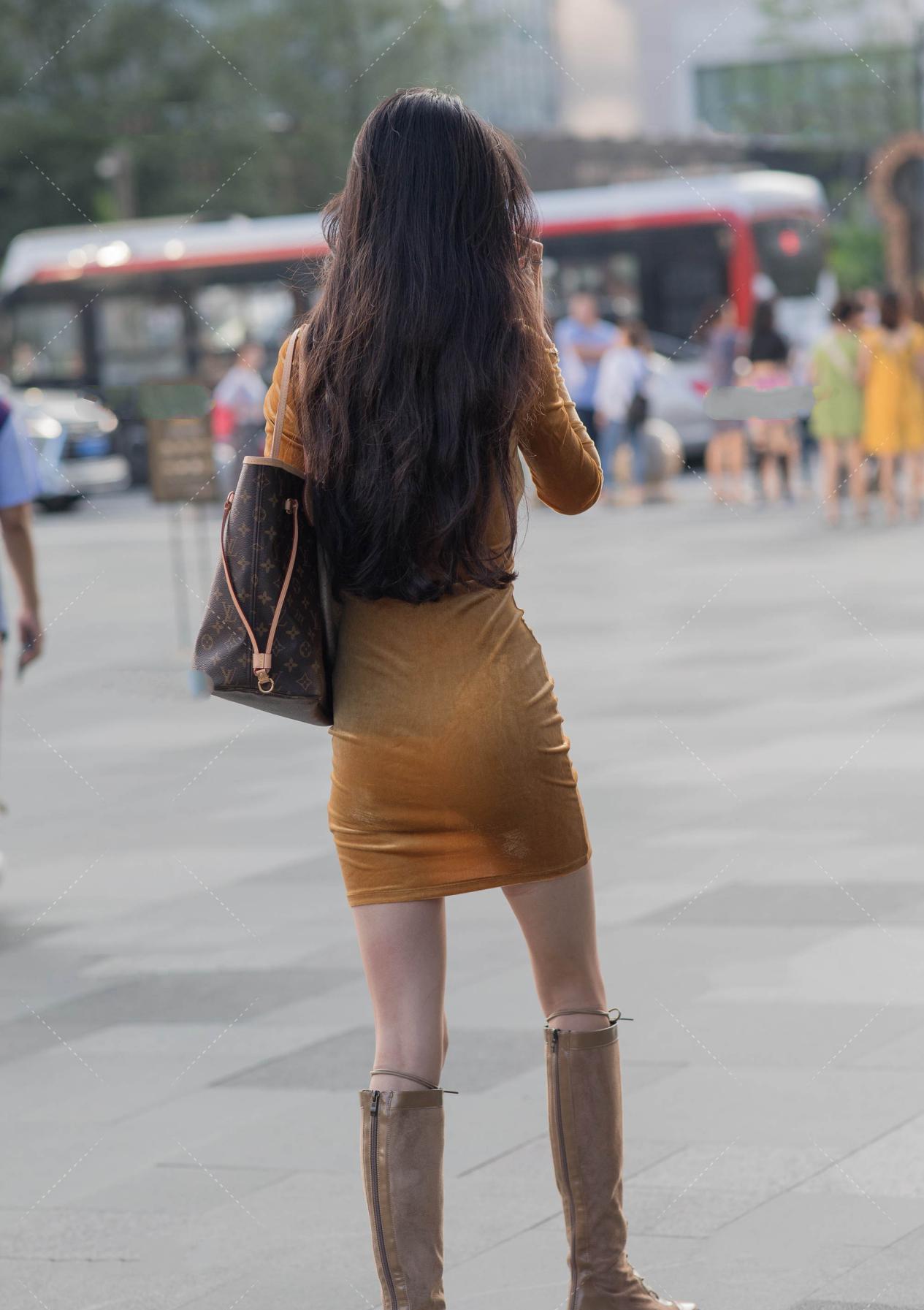 个性|时尚:一袭白色吊打裙,穿出了雅致的美,个性女生值得尝试穿搭