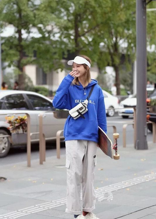 太阳眼镜|短发美女看上去带有一种帅气感，配上红色太阳眼镜，显得更加的靓丽