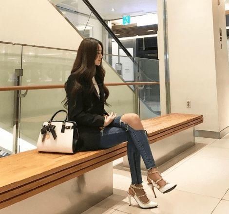 紧身牛仔裤|紧身牛仔裤配合高跟鞋，背影秒杀众人，转过身更是惊艳！
