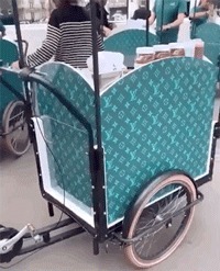 virgil|小时候玩的换装贴纸、QQ秀,竟成了现在最时髦的玩意