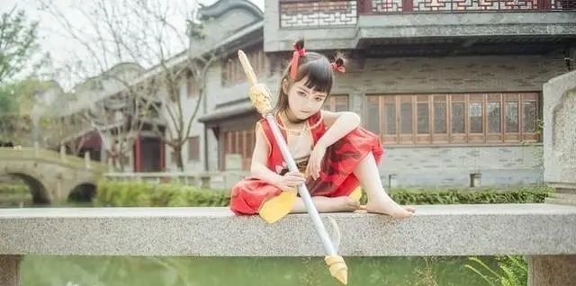 魔童降世|7岁男孩模仿“哪吒”火了,经典动作惹网友惊呼魔童降世