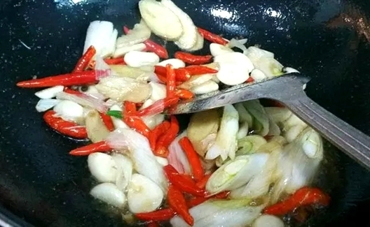 麻辣|天越热越想吃的一道菜,麻辣酸爽开胃,5分钟教会你做酸菜鱼!