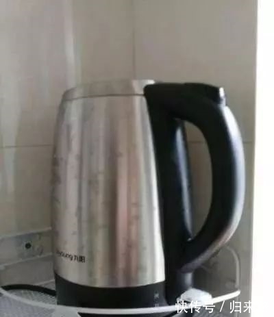 用肥皂在电水壶上擦一擦太棒了,解决了麻烦事,人人都夸好