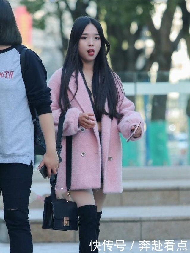 白色|街拍:身材丰腴的美女,一条白色紧身裤尽显好身材,腿长人更美