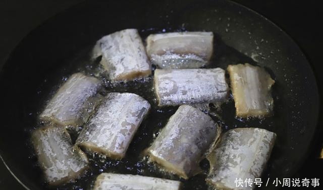 煎带鱼时，万不可直接下锅！多做这1步，鱼皮不破还省油，没腥味