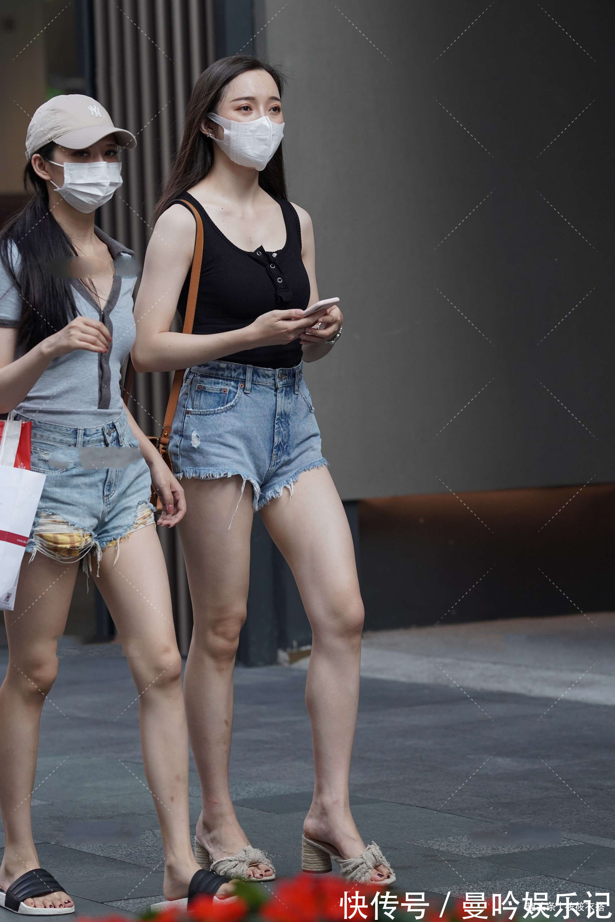 防晒|黑色的无袖背心搭配牛仔短裤,穿搭特别显腿长,简单又时尚